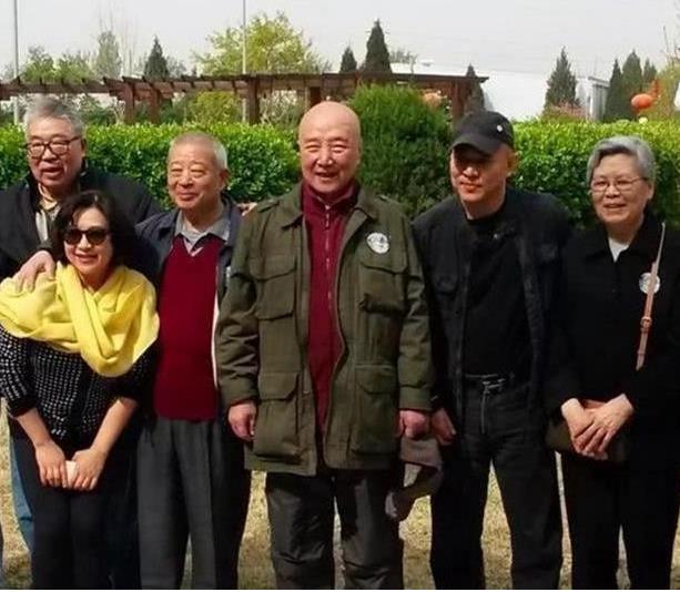 李连杰■李连杰与前妻再相聚， 合照却没站在一起？ 黄秋燕站位实在太辛酸