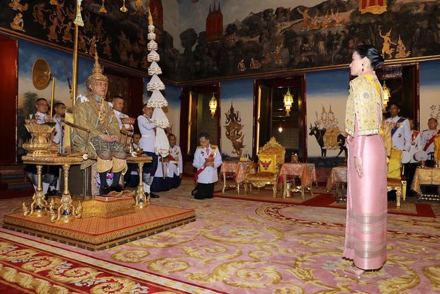 泰国▲泰国王后太难当！42岁苏提达见到丈夫跪着走，卑微讨好看得很心疼