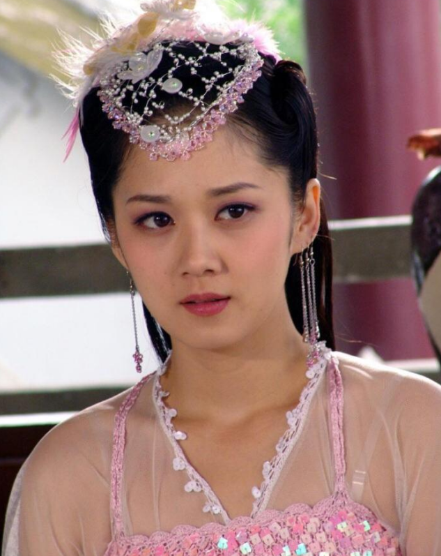 【张娜拉】张娜拉已经39岁了，曾红得发紫，后来沦为商场柜员，脸上伤痕明显