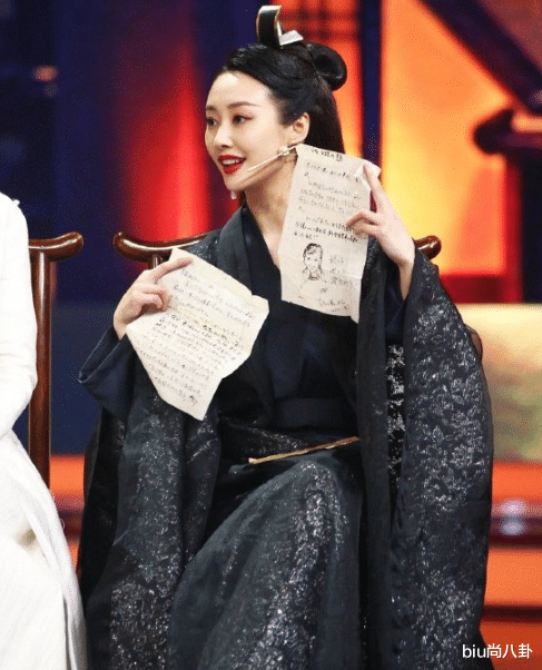 c位：《庆余年》合影李纯被挤到C位，有谁注意她的反应？人品装不出来