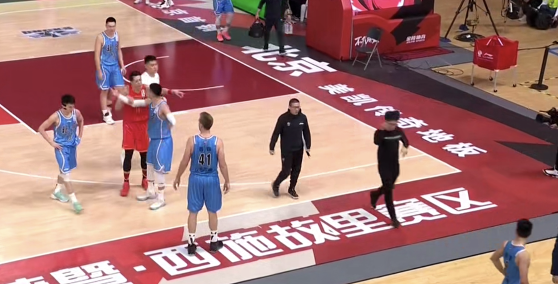 解立彬|明明是毫無爭議墊腳犯規(guī)，解立彬在賽后為何大發(fā)雷霆離開球館呢？