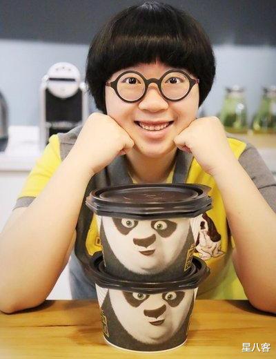 「颜如晶」颜如晶收拾整齐的大床摆可爱抱枕，没遇到这种女孩是男生的损失