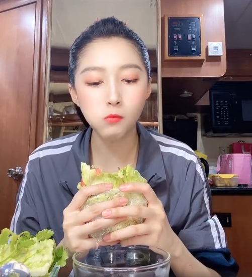 芹菜@关晓彤吃蔬菜三明治，配芹菜和香菜，第三种配菜，很多女生都不吃