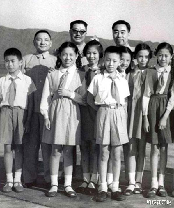 老照片|老照片：小憩的毛主席，手持银碗的周总理，观棋不语的邓小平！