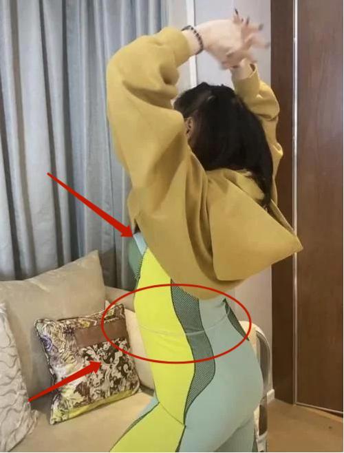 钟丽缇|50岁钟丽缇身穿连体泳衣秀“多肉腰”,看上去夸张,但是太让人羡慕