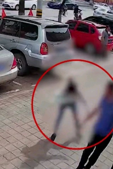 话晴空|这么嚣张？城管将店主夫妻双双打进医院：刚抢完隔壁店东西，强令挪车再挥拳头