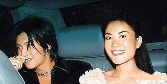 「谢贤」83岁谢贤宝刀不老，穿白色运动套装身材似超模，满脸皱纹却帅掉渣