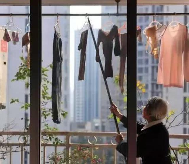 为什么晚上不能在阳台上晾衣服？