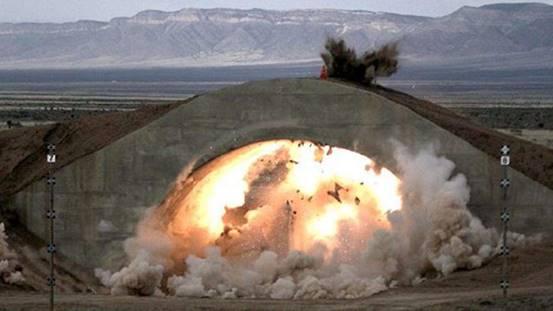 [钻地弹]美钻地弹打穿60米土层，什么武器能防御？中国超强水泥直接弹飞