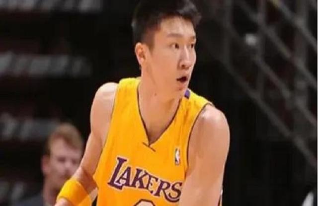 「避难」滚出去！他拒绝捐钱，带全家赴美避难，今回国被拒：知道我谁吗？