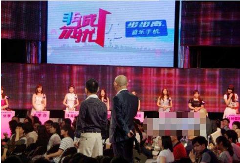 非诚勿扰|《非诚勿扰》1米92“女巨人”顺利牵手黑人小伙，网友：真般配