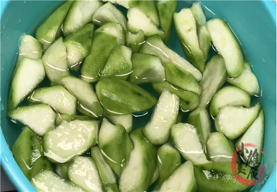 ##炒丝瓜时，马上下锅就错了，难怪丝瓜发黑没食欲，早懂早受益！