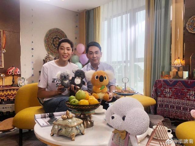 朱婷|有爱！朱婷带妆出镜与知名男主持人合影，笑容温暖美出新高度