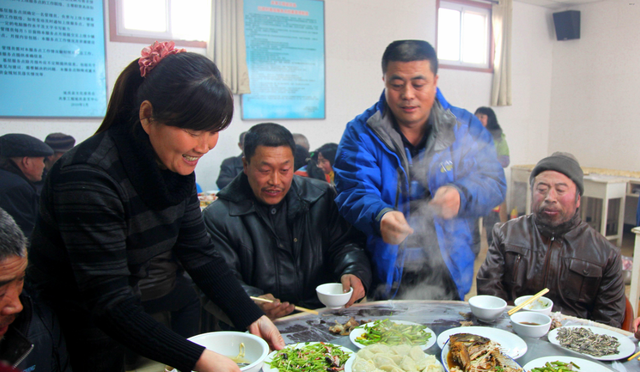 擦一擦眼泪 今年春节农村还封路？最新回应：不至于，但是这四类人难回家过年