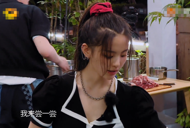 眼线|杨超越扎头发为啥总爱留两缕？镜头拉近看清，好像明白了点啥！