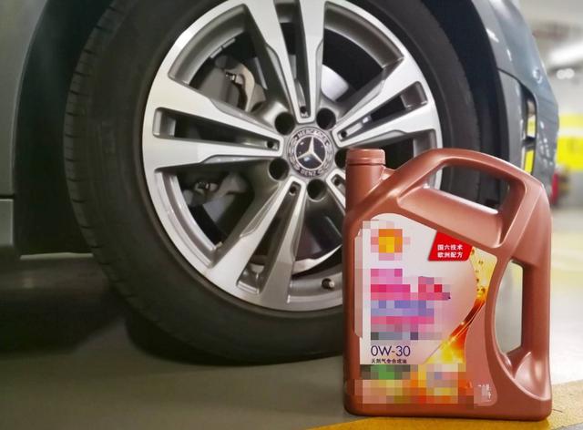 维修工|全合成机油必须1万公里换一次吗？有人跑了1万5，换时愣了