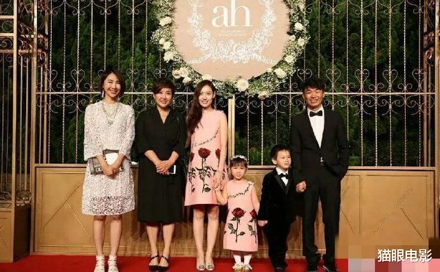 王宝强▲王宝强女友素颜现身，头发凌乱眼神迷离，开宝强豪车疑好事将近