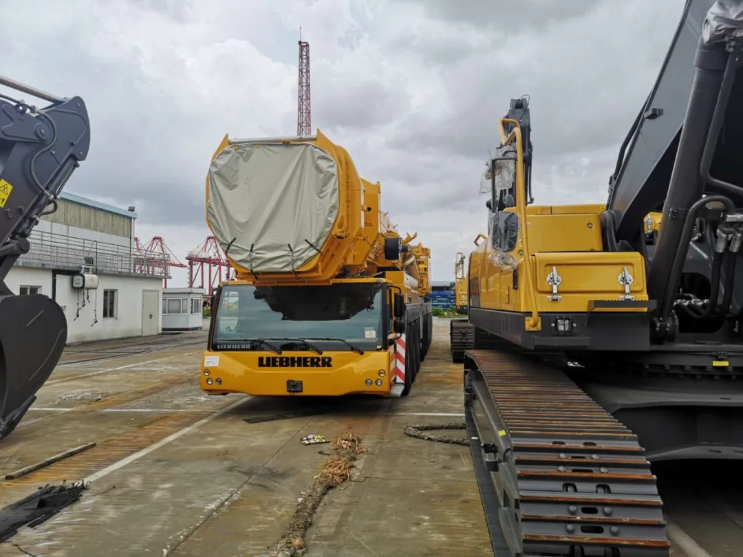 海尔|利勃海尔500吨吊车，到达上海外高桥港口