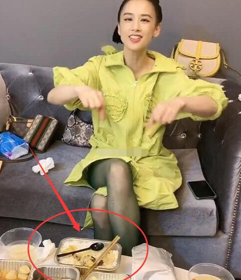 黄圣依|赵丽颖任性尝试低腰裤,看清路人镜头下的腰,上帝也捏不出第二个