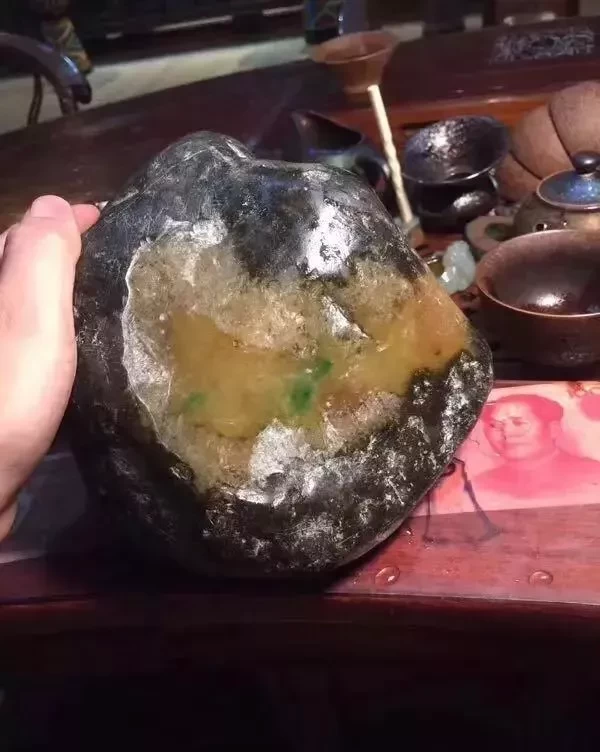 『』入手块年代久远的原石,开窗一坨黄油,切开一片嫩绿、一片春!