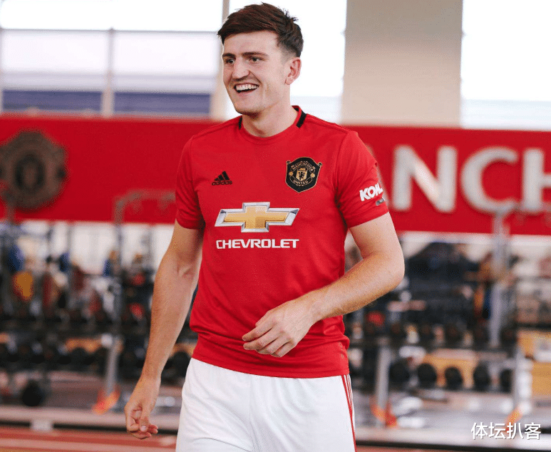 【曼联】曼联4千万巨星再现低级失误，自己都摇头，传奇队长：真想揍他！