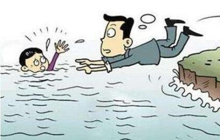 「黄河」男子当着妻儿自杀，大爷跳进黄河救人！上岸后连扇3巴掌，硬核