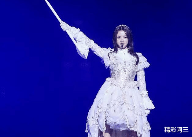 演唱会■火箭少女的演唱会要说有什么不足，那就是场子没坐满，时间点不够好