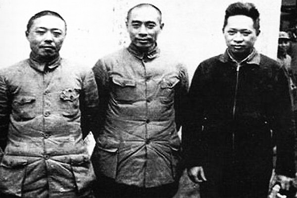 |军长与师长到底谁的权力大，为什么经常会出现军长一定要兼任师长？