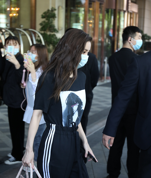 [秦岚]baby录制跑男后瘦了一圈，被路人拍下生图，原来秦岚没有说谎