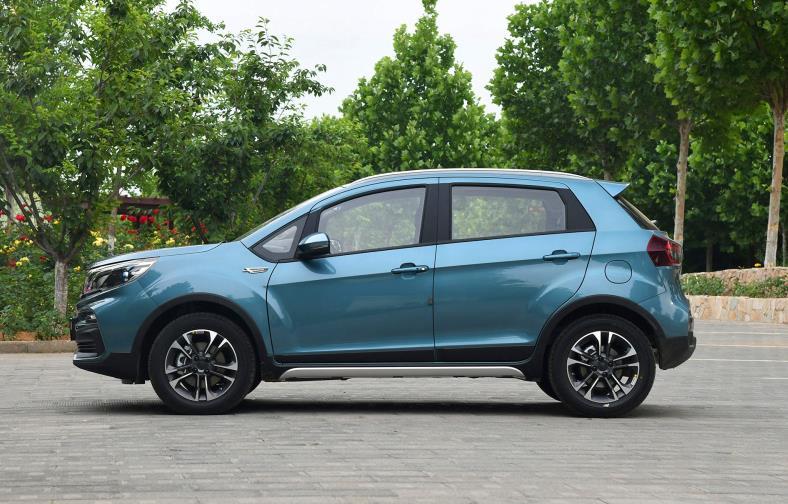 吉利远景|国产车界“性价比好车”，油耗仅7升，骂声近乎为零，只要5万起！