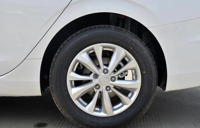 「长安逸动」7万元左右长安逸动PLUS，网友：看完它，会不会在帝豪GL间纠结