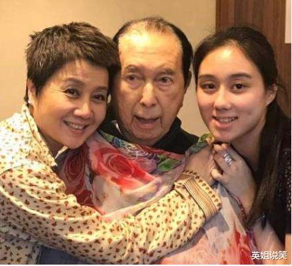 何超欣|赌王78岁生下的孩子何超欣，被疑是与利智所生？