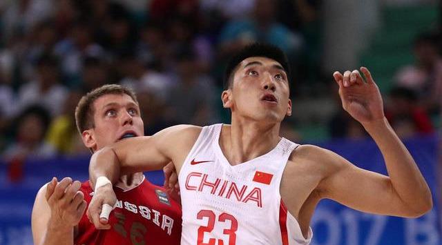 「杜锋」杜锋新一期国家队，240斤中锋+21岁碾压郭艾伦、赵睿之人或扮奇兵