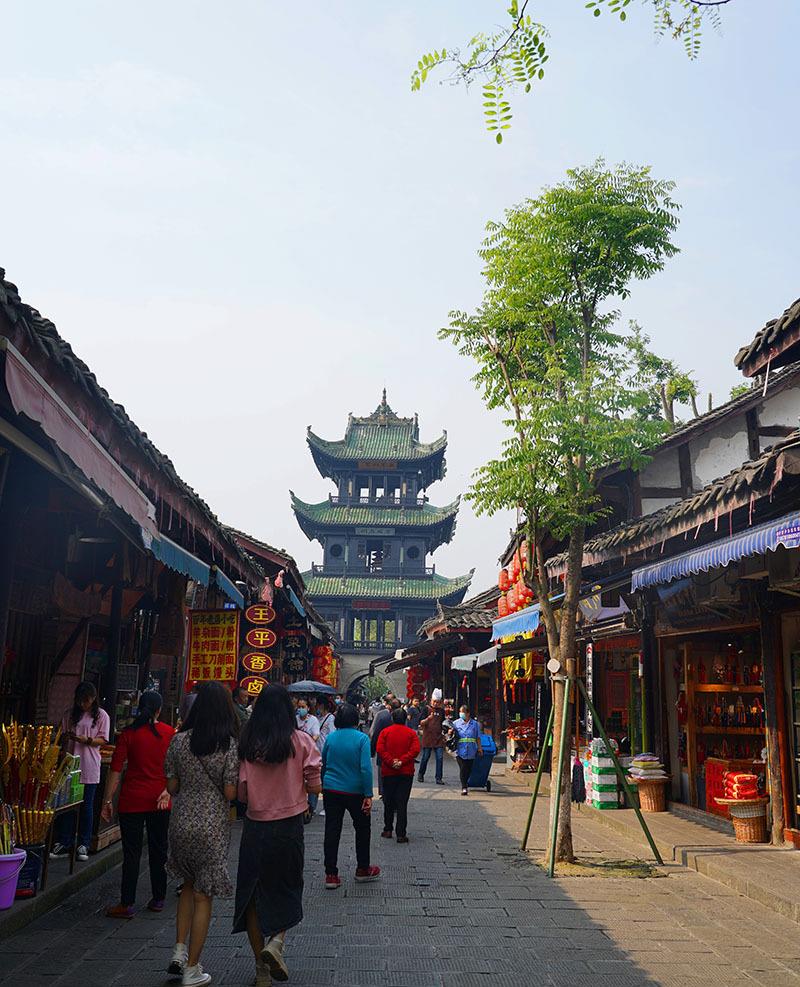 金顶▲五一小长假第一天,阆中古城游客稀少,住宿实惠,每天不到100元