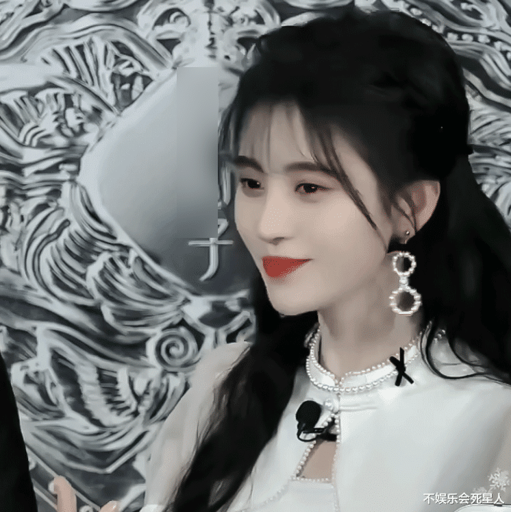 鞠婧祎|鞠婧祎做客直播间，被怼脸拍摄，这颜值确定是我认识的鞠婧祎？