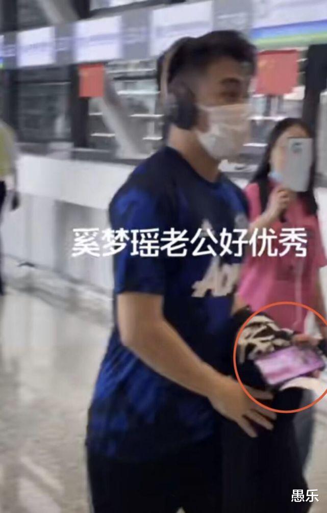 何猷君|25岁何猷君与王嘉尔聚会,长发美女主动贴近小心机明显,何猷君反应亮了