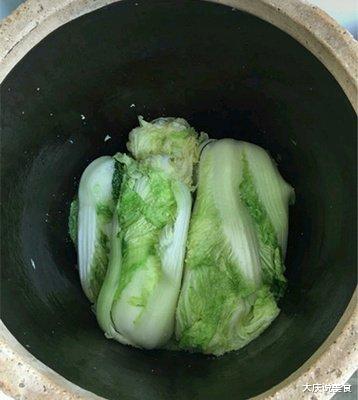 大白菜|腌酸菜时,只放盐是外行,学会这个土方法,两天就能吃,半年不坏