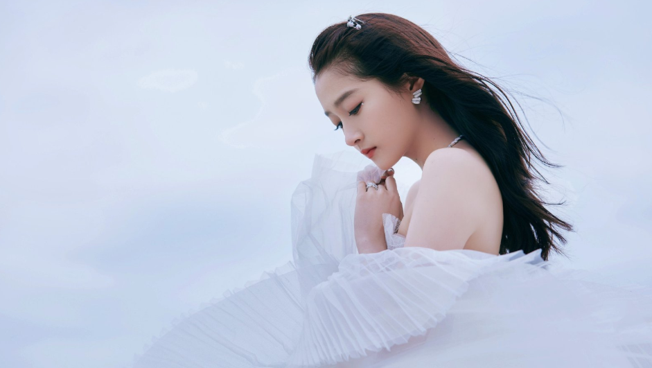 关晓彤|关晓彤红毯造型又输了？生图肩膀有些厚，被嘲“土”