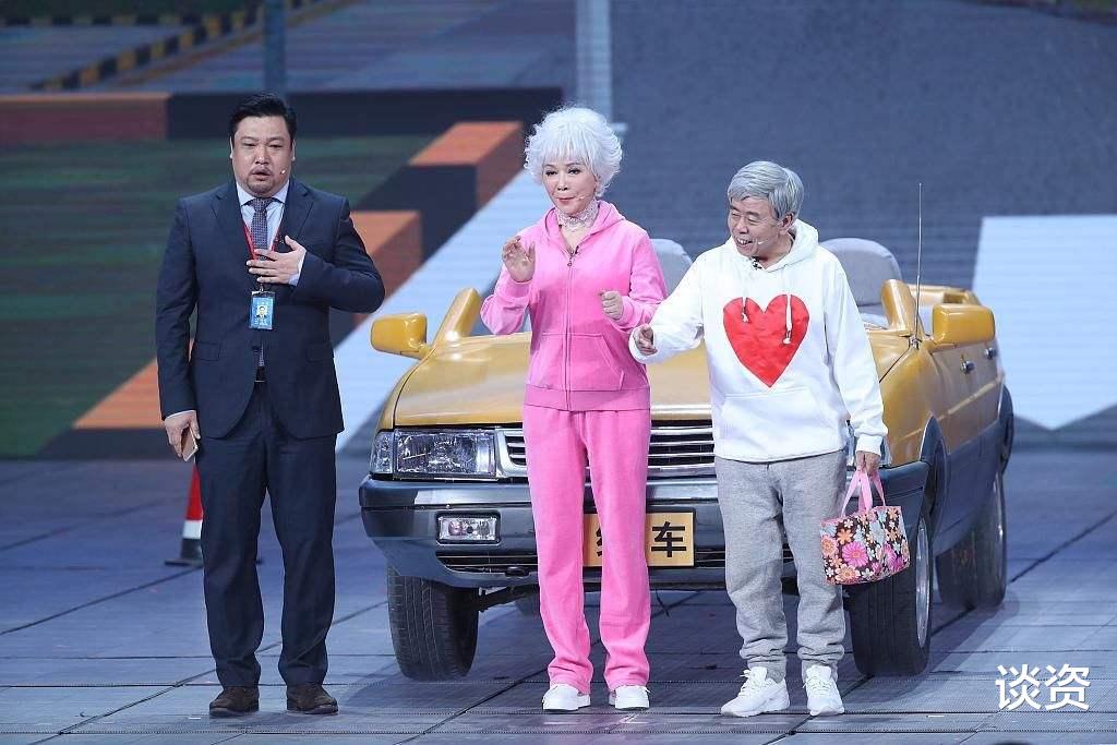 潘长江|潘长江脚伤未愈下楼需搀扶，仍与蔡明排练至深夜，疑似备战春晚