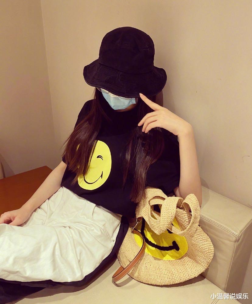 唐嫣|唐嫣复工后首次晒自拍，躺在沙发上晒全身照，一细节疑在哺乳期