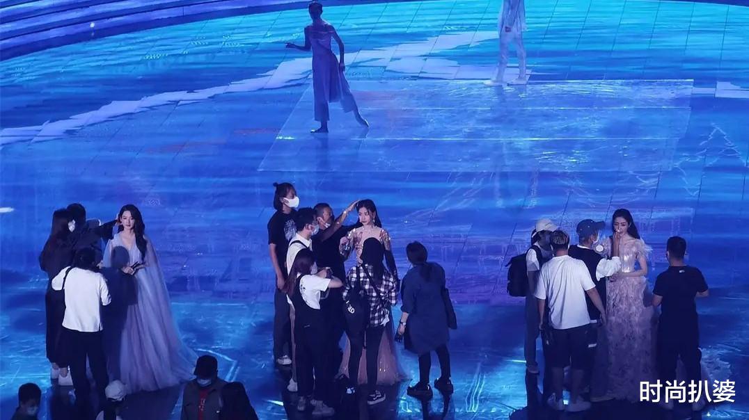 杨紫|国庆晚会baby输裙摆不输阵,穿高定裙锁定C位!杨紫也终于穿对衣