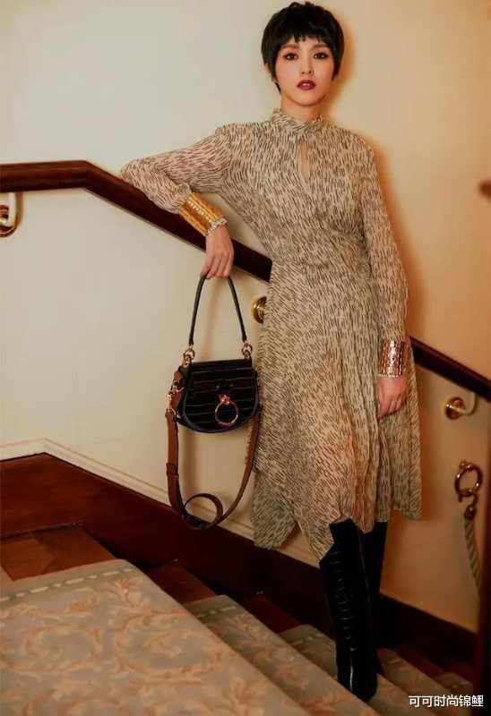 [唐嫣]唐嫣风格大变，剪短发配透纱裙显小又干练，画上浓妆美到不敢认