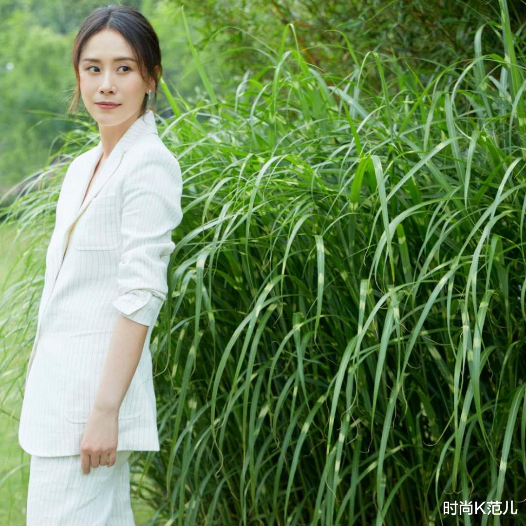 [西装]42岁海清留长发更有气质，穿一身白色条纹西装，又飒又美十分出众