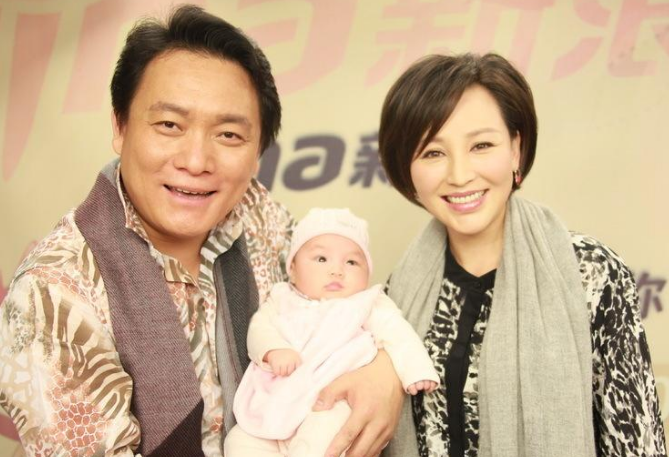 岳丽娜|19岁与导演私奔，在6平米地下室连生3胎，后被丈夫用7部剧捧红