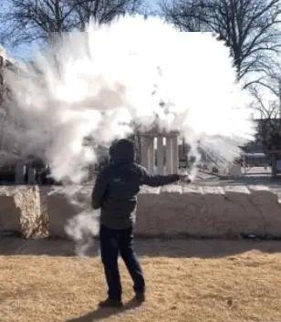 生活报 大爷体验泼水成冰，结果…