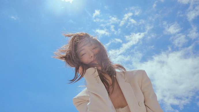 护肤▲江一燕真会穿,身穿一套白色西服套装结合锁骨短发,率性又时髦