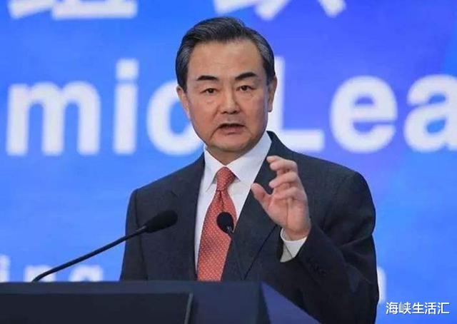 「日本」安倍举动让6万韩国人愤怒，日本紧急求援中国，王毅亮明立场