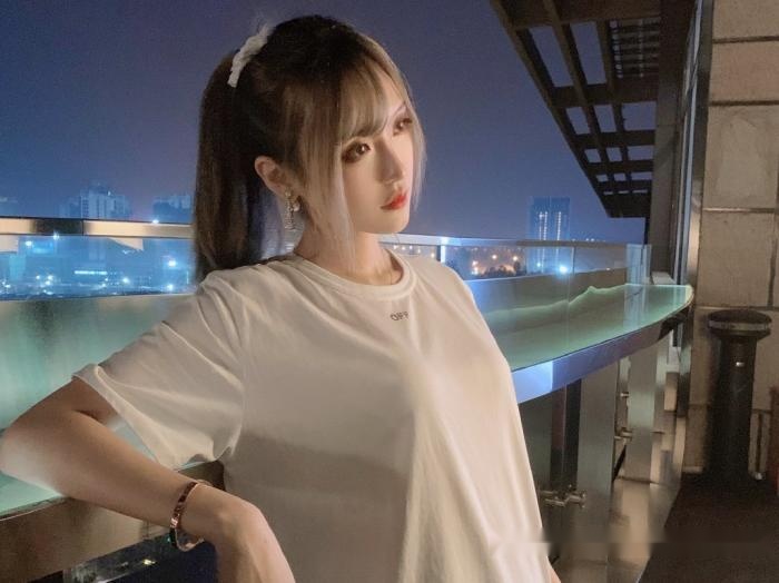 #斗鱼#斗鱼腐团儿生活照流出，当看到这身装扮，网友：这样穿鞋脚不臭吗？