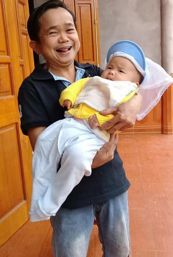 睹图|身高1米3男子娶1米15女子，如今两人因胳膊短不方便抱孩子苦恼