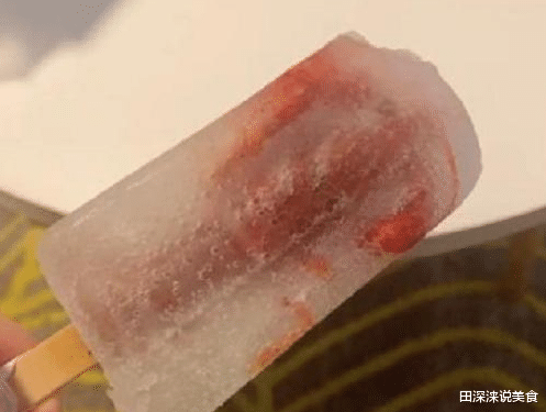 雪糕▲买了个“小龙虾”雪糕，看着就好吃，结果吃到最后“怒”了！